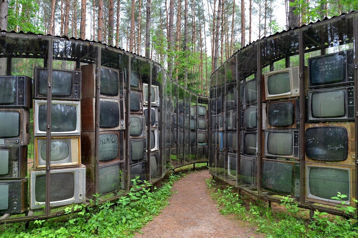 1200x800, 358 Kb / лес, телевизоры, музей, тропинка
