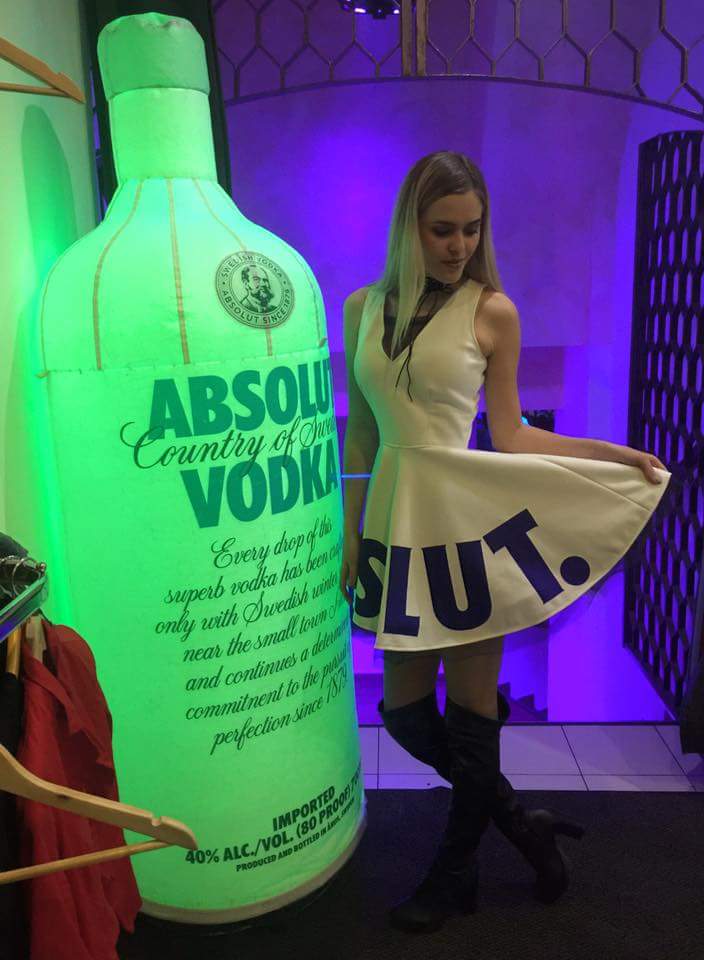 704x960, 60 Kb / водка, абсолют, девушка, slut
