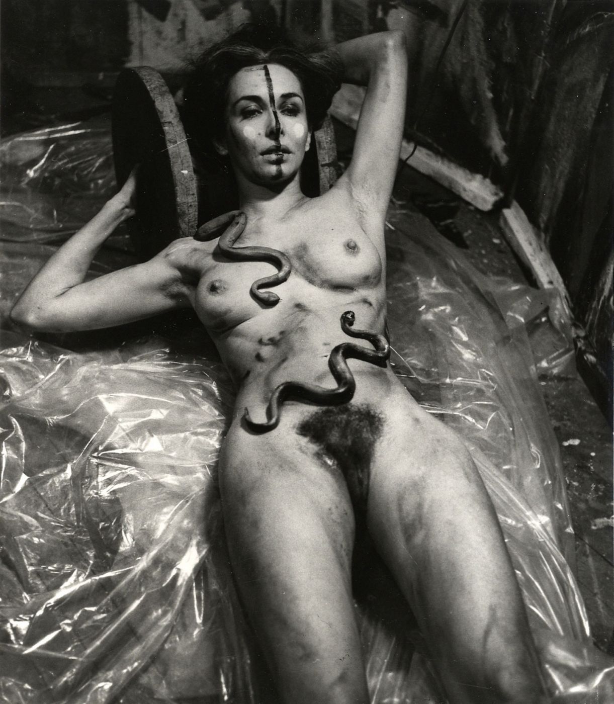 1221x1400, 228 Kb / женщина, голая, грязная, змеи, полиэтилен, ч/б