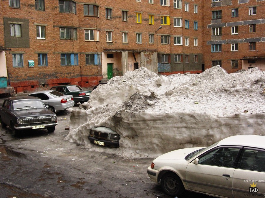 900x675, 215 Kb / зима, сугроб, волга, двор, снег