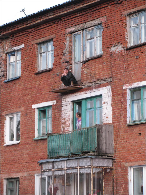 600x800, 147 Kb / балкон, барак, развалюха, на корточках