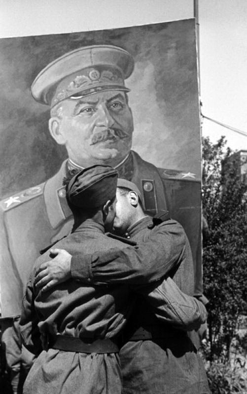 501x800, 90 Kb / поцелуй, солдаты, сталин, фотошоп, ч/б