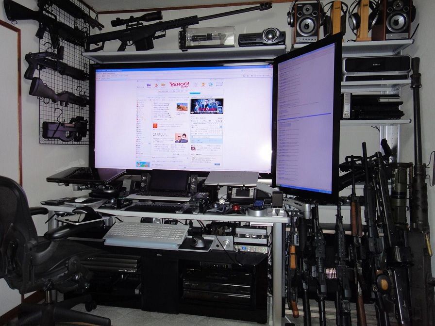896x672, 116 Kb / монитор, оружие, арсенал