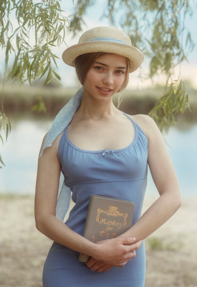 689x1000, 95 Kb / русая, шляпа, платье, книга, маркиз де сад