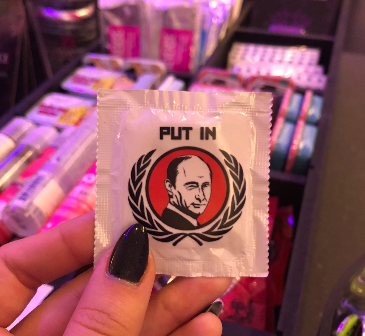 1200x1105, 160 Kb / путин, презерватив, гондон, политота