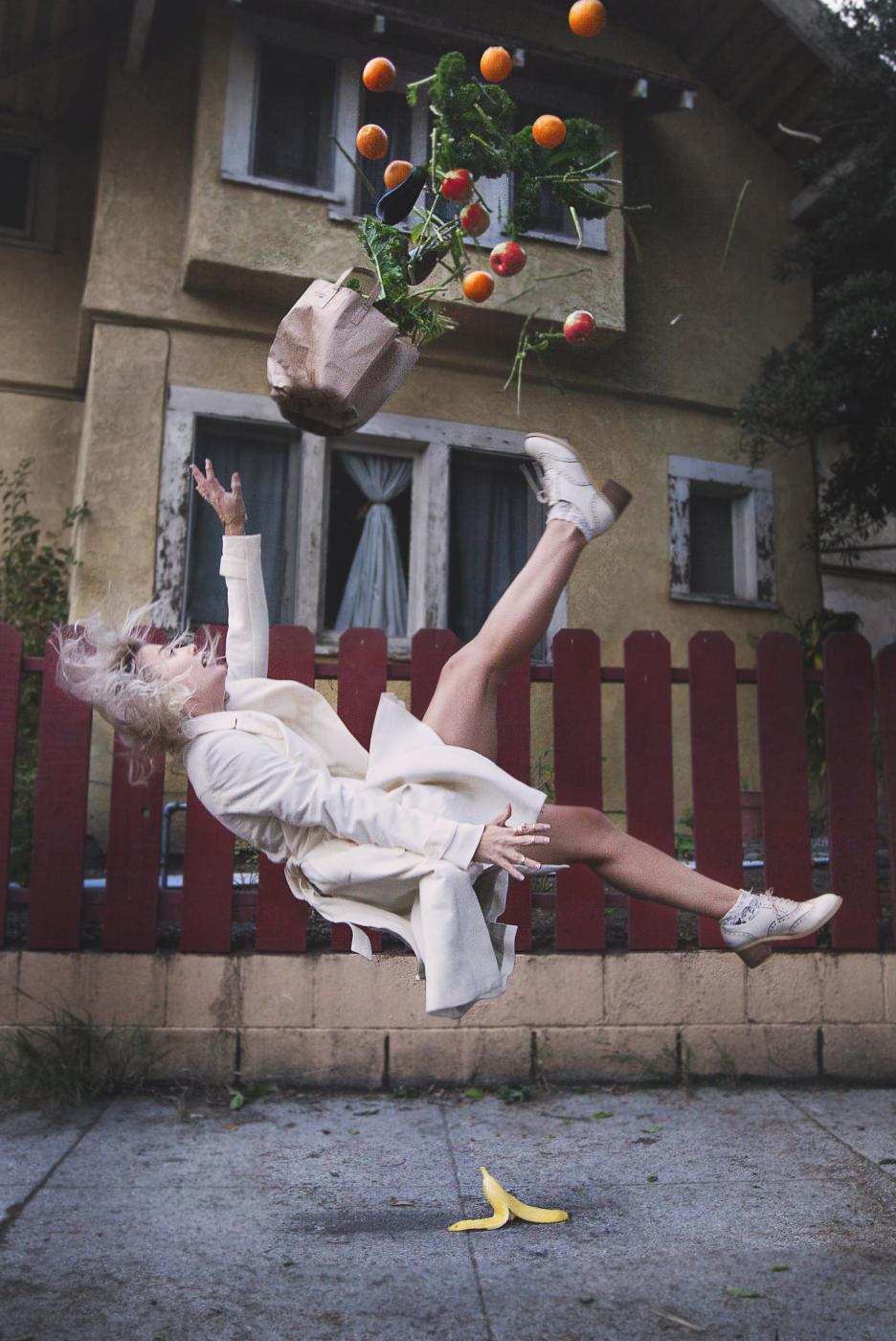 936x1400, 123 Kb / банан, кожура, падение, мандарины, апельсины, яблоки, пакет