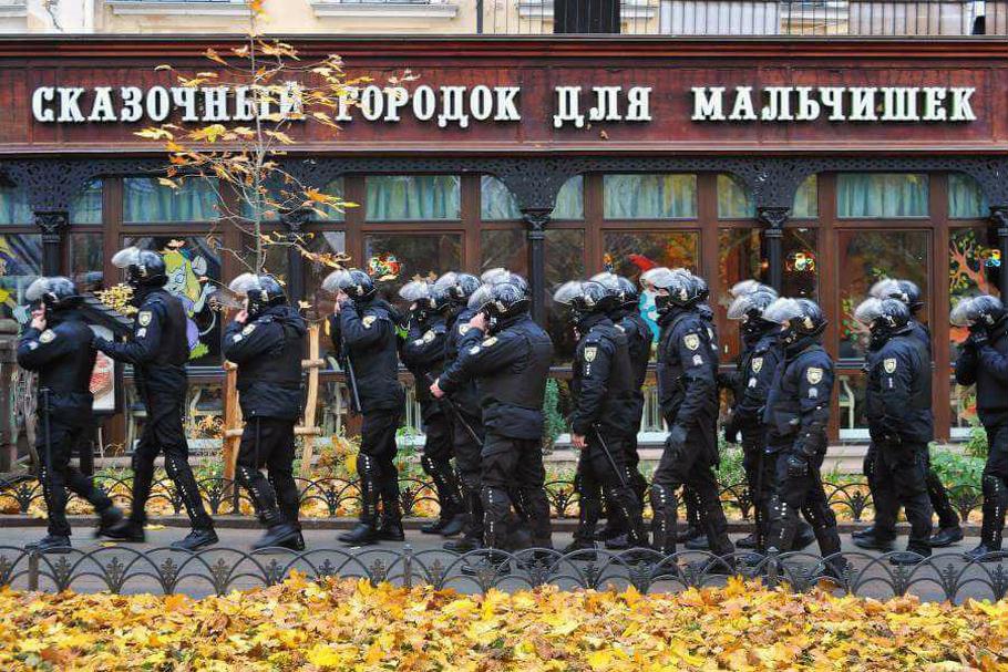 910x607, 147 Kb / сказочный, городок, менты