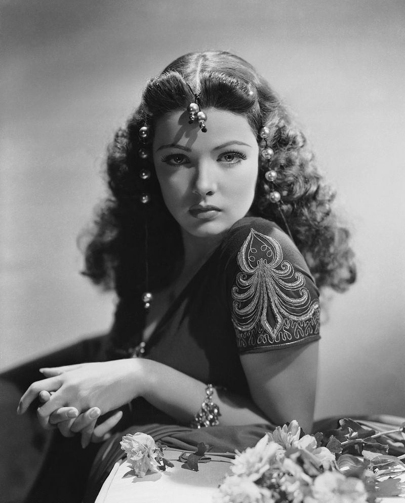 800x994, 95 Kb / женщина, украшения, цветы, ч/б, ретро, Gene Tierney