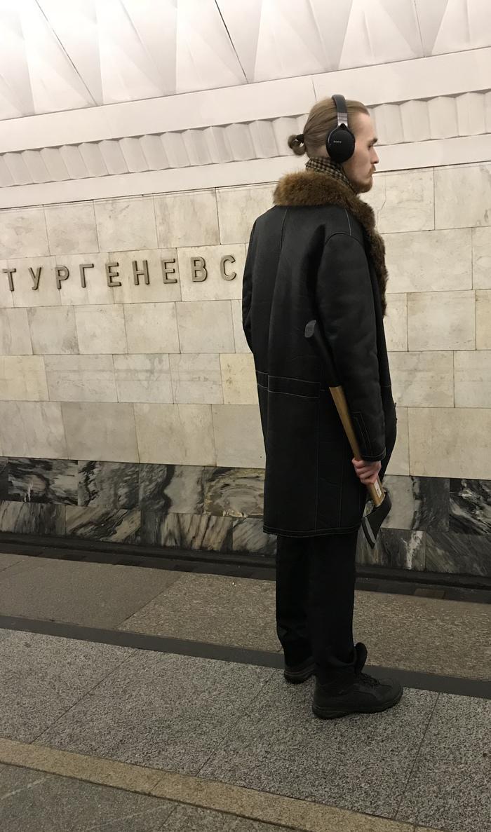 700x1187, 110 Kb / метро, топор, наушники, тургенев