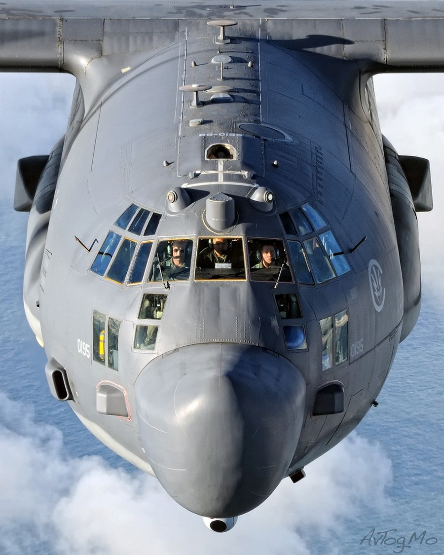 900x1125, 228 Kb / самолёт, кабина, пилоты, облака, C-130