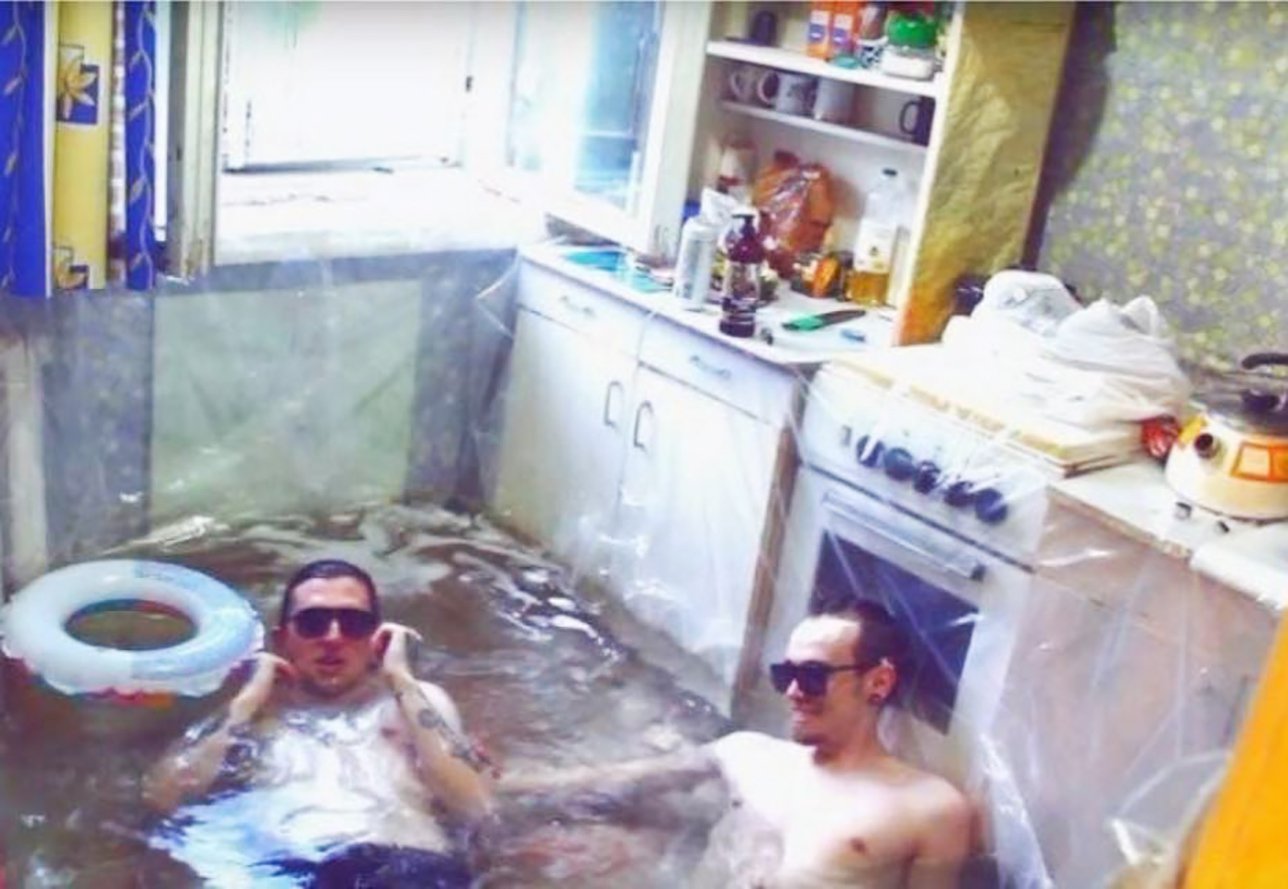 1288x889, 134 Kb / кухня, вода, полиэтилен, мужчины, развлечение, круг, утварь