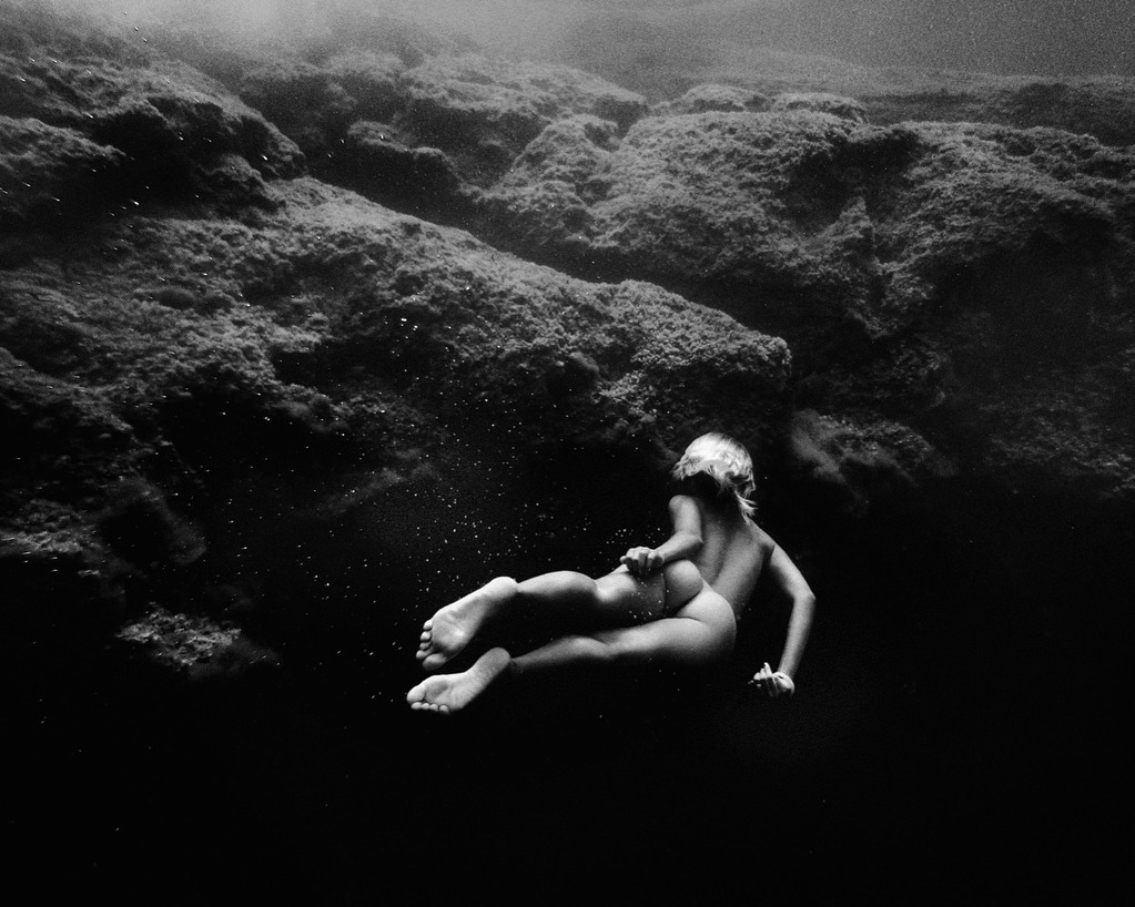 1023x818, 183 Kb / под водой, ч/б, голая