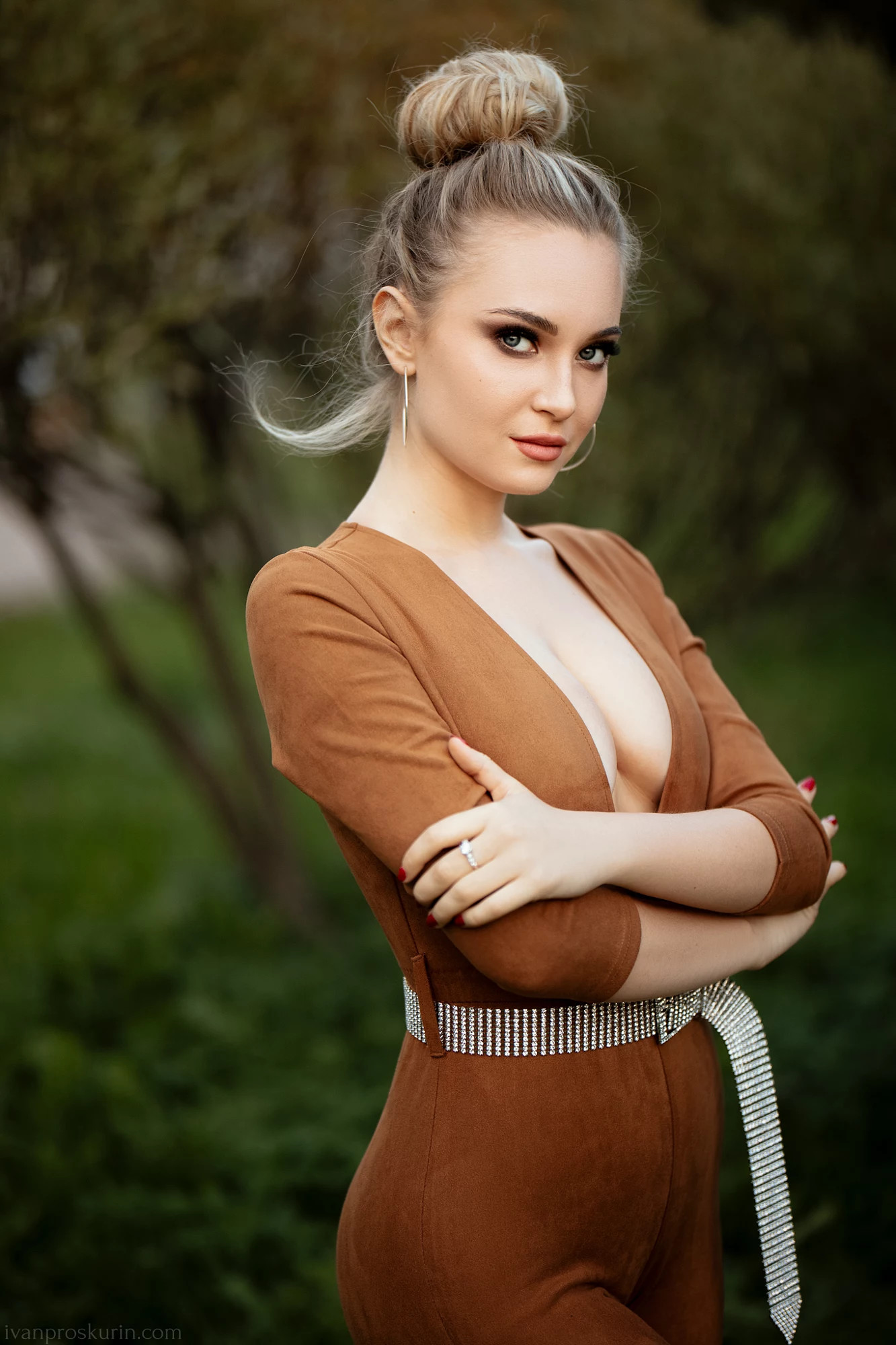 1333x2000, 400 Kb / блондинка, пучок, пояс