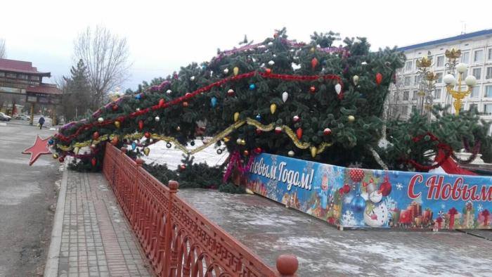 700x394, 50 Kb / ёлка, упала, лежит