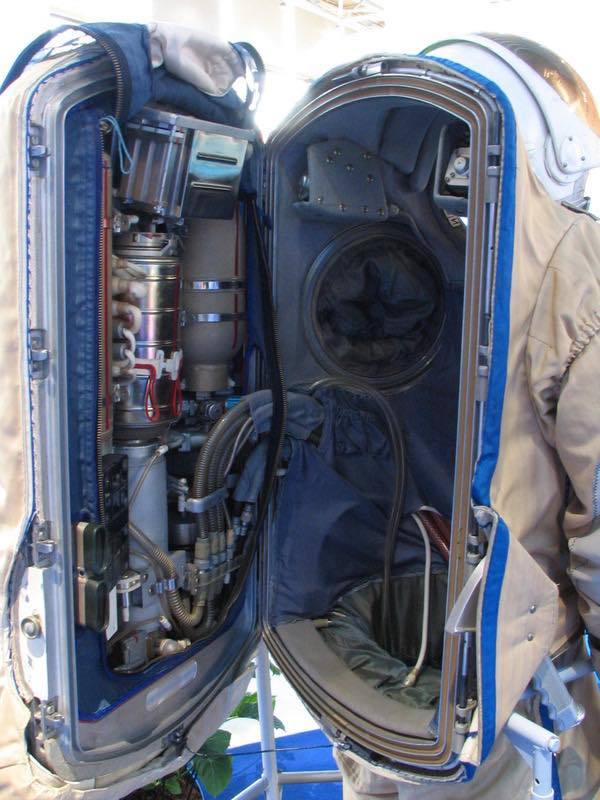 600x800, 72 Kb / скафандр
