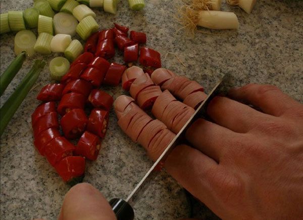 600x435, 46 Kb / салатик, пальцы, нож, перец, лук