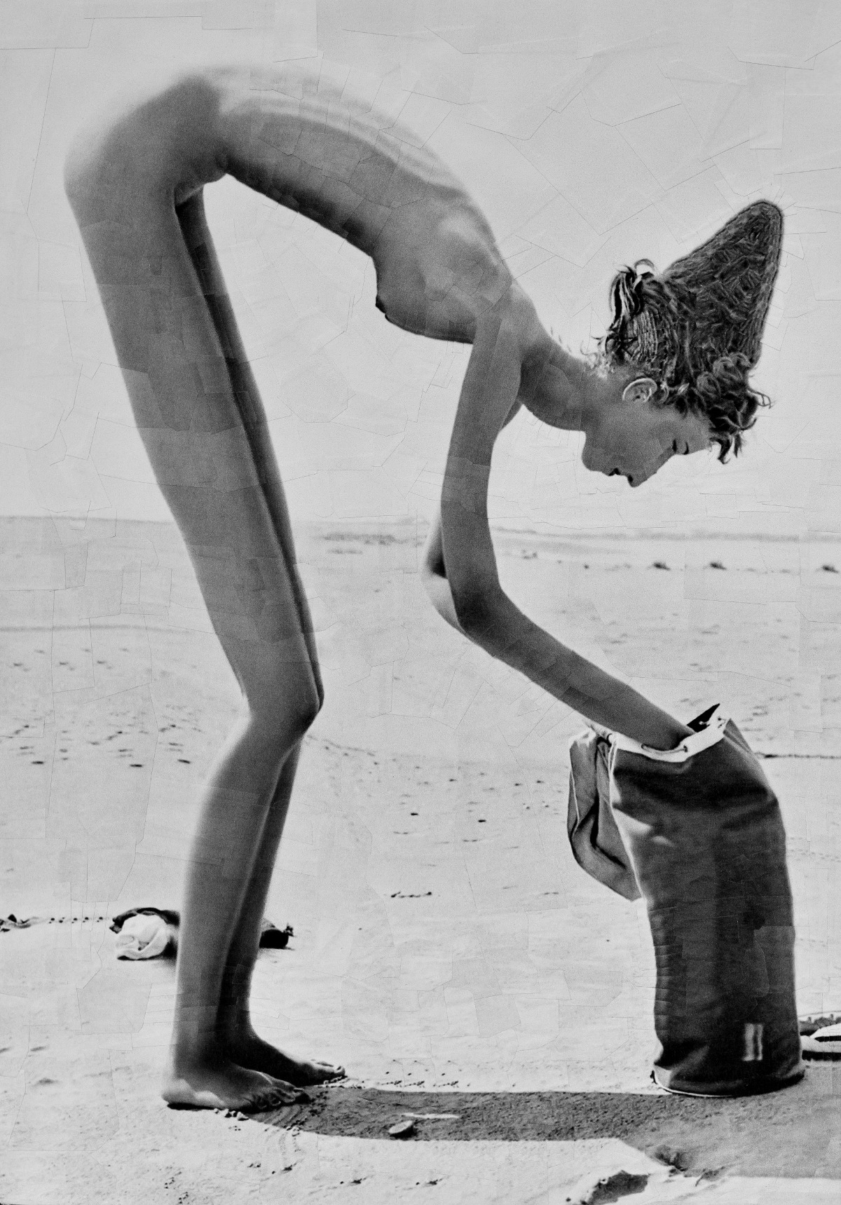 1200x1719, 559 Kb / девка, шапка, рюкзак, рисунок, ч/б, Lola Dupre, CHICA DESNUDA EN LA PLAYA