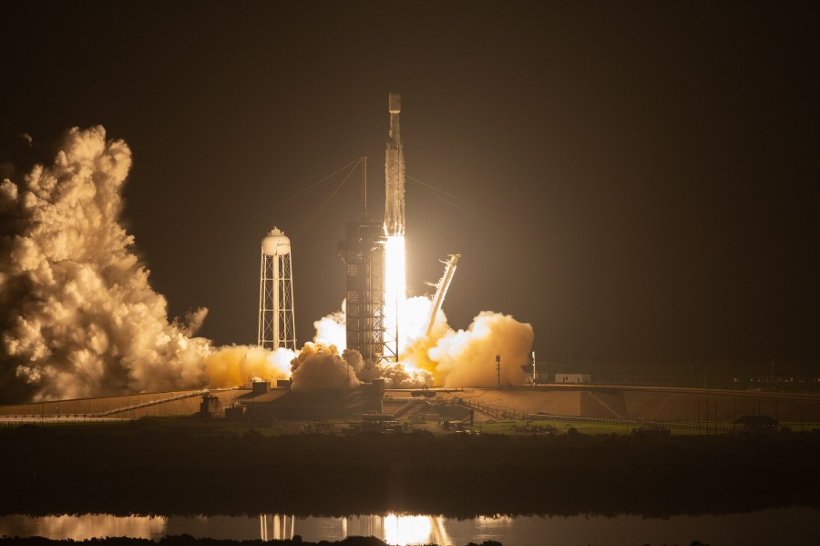 900x599, 67 Kb / Falcon Heavy, ракета, запуск, старт, космодром, ночь, SpaceX, батут, NASA, как тебе такое Илон Маск
