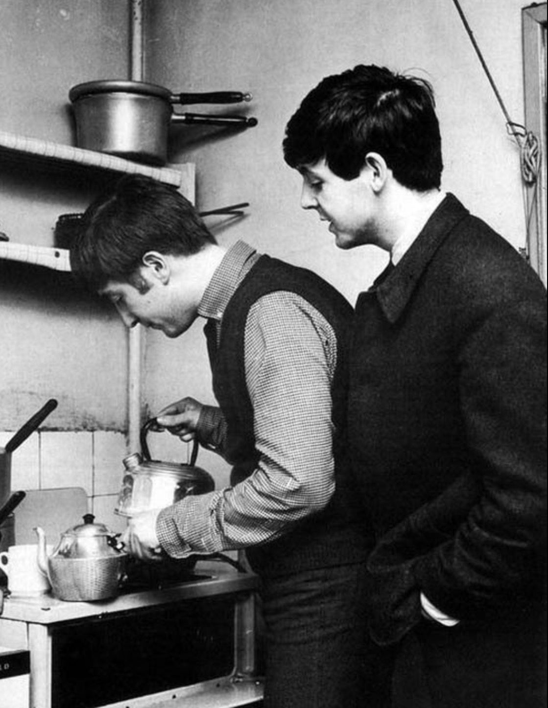 1119x1445, 178 Kb / битлз, beatles, маккартни, леннон, кухня, плита, кастрюля, чайник, ч/б