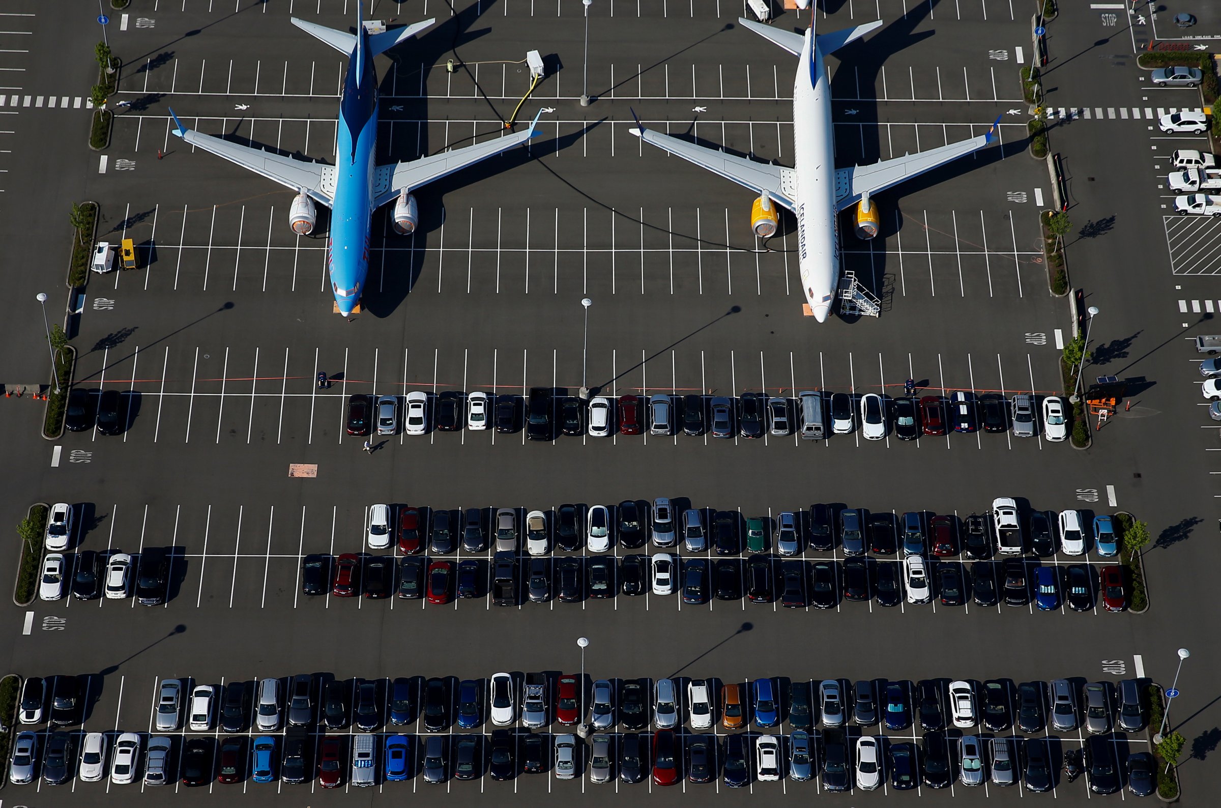 2400x1588, 573 Kb / самолет, парковка, Boeing, 737