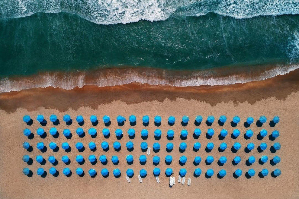 990x660, 163 Kb / берег, пляж, море, зонтик, шезлонг, сверху