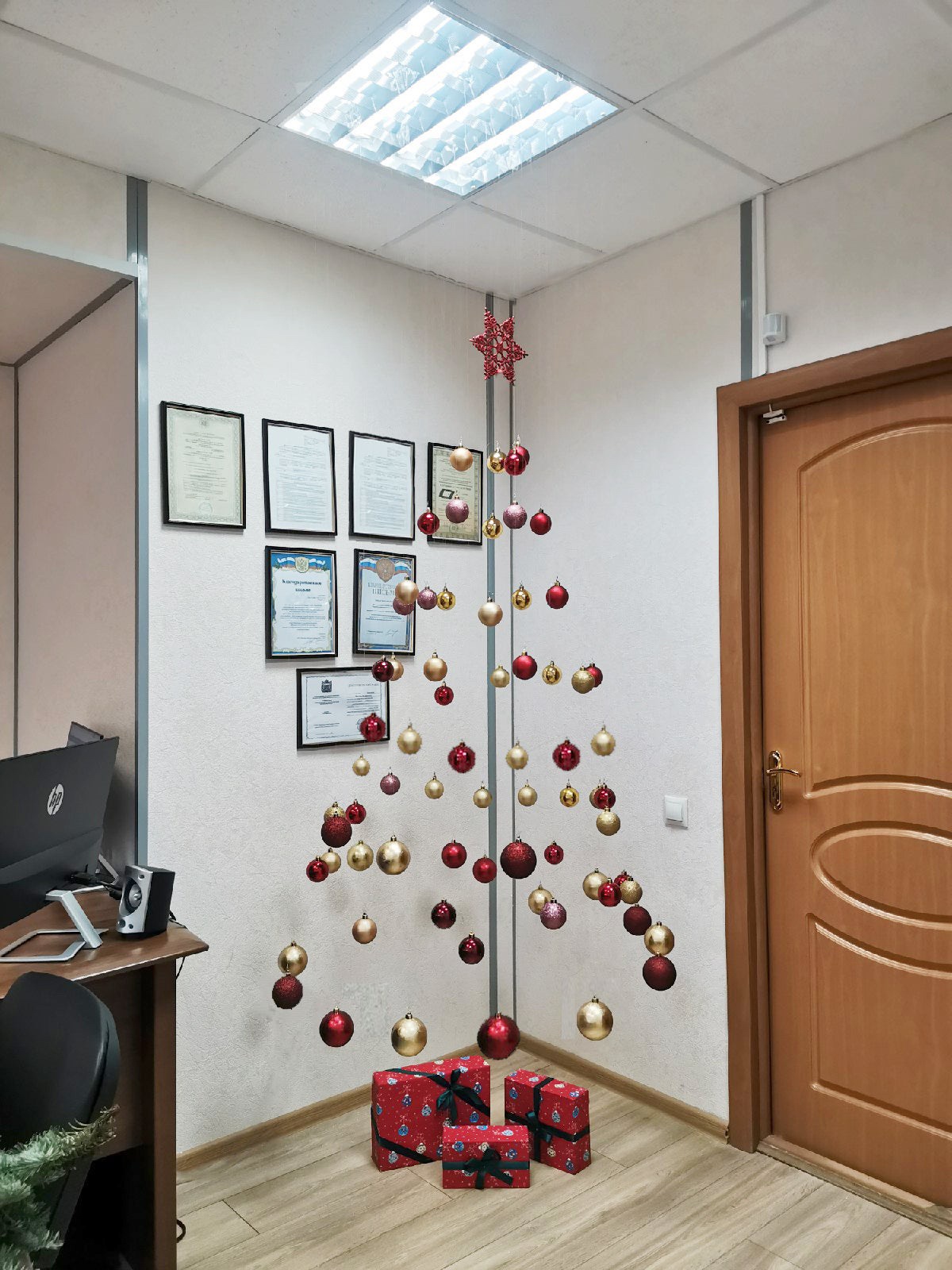1200x1600, 387 Kb / елка, игрушки, шарики, невидимая