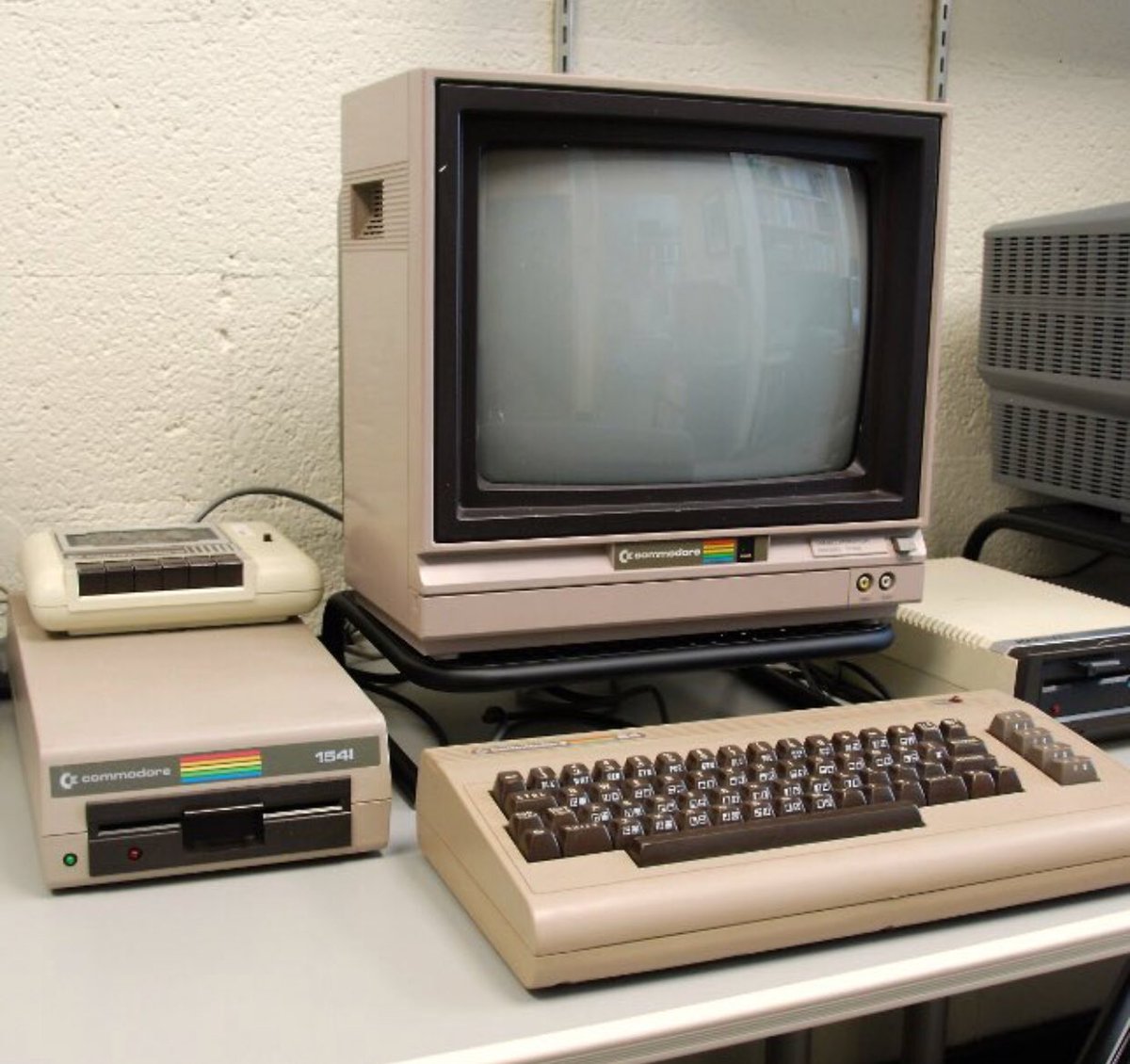 1200x1130, 169 Kb / компьютер, ретро, дисковод, commodore