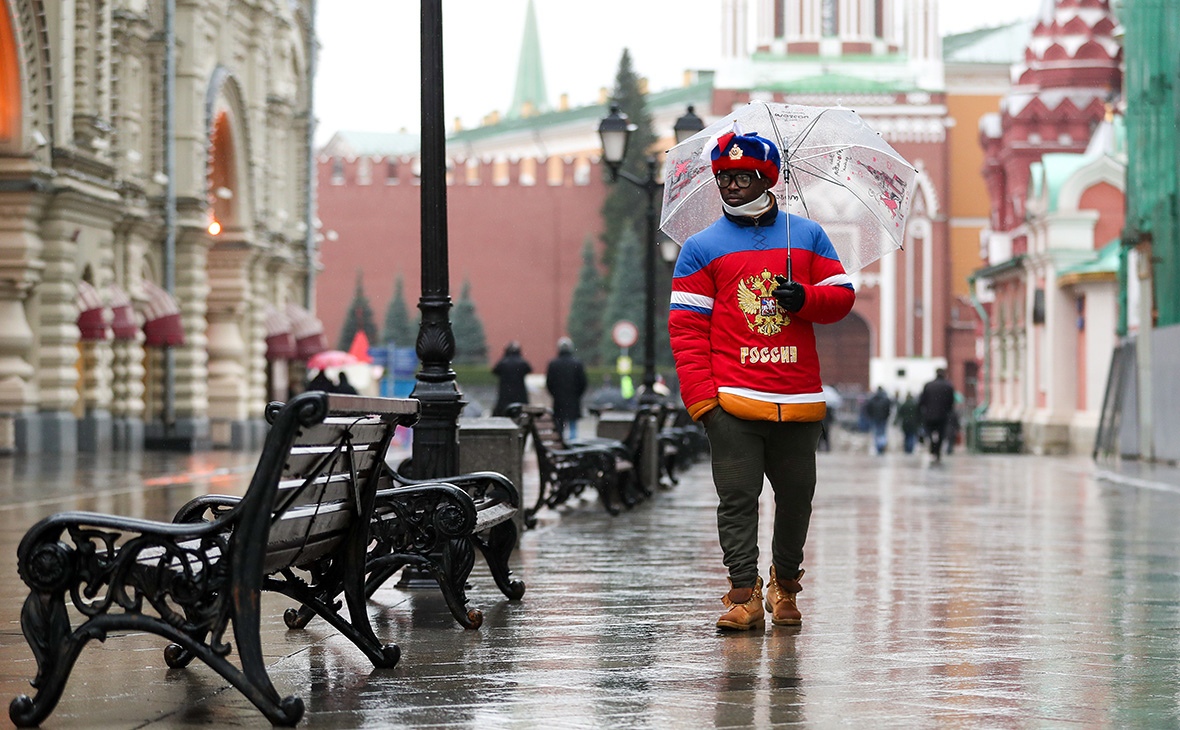 1180x730, 355 Kb / негр, Москва, кремль, зонт, ботинки, ушанка, флаг, Россия