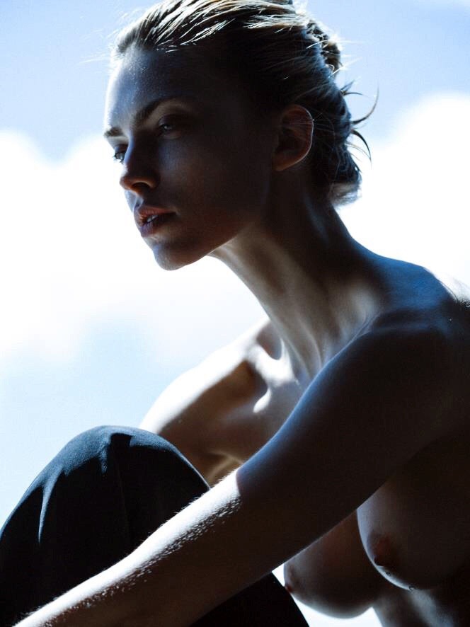 664x886, 67 Kb / блондинка, профиль, топлесс, Эмили сенко, Emily Senko