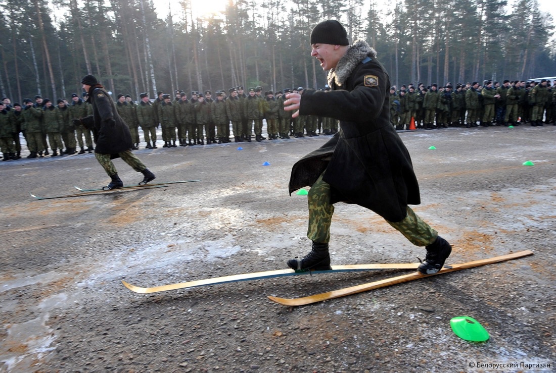 1100x739, 352 Kb / Лыжи, военные, асфальт