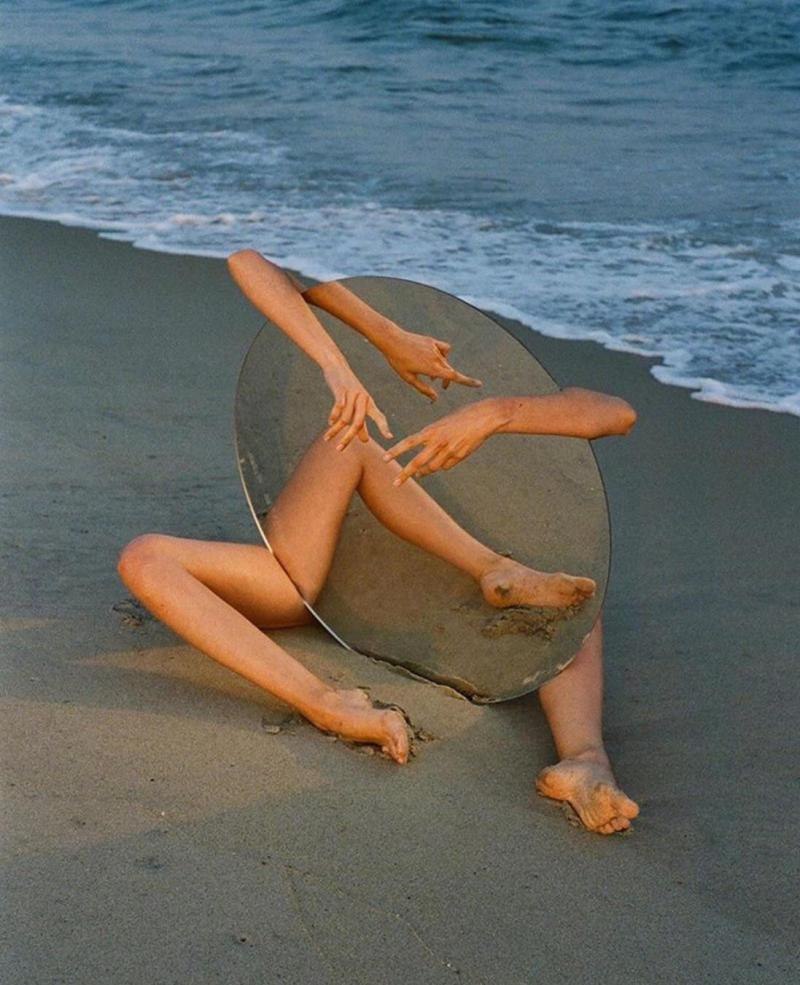800x985, 112 Kb / Зеркало, баба, песок, вода
