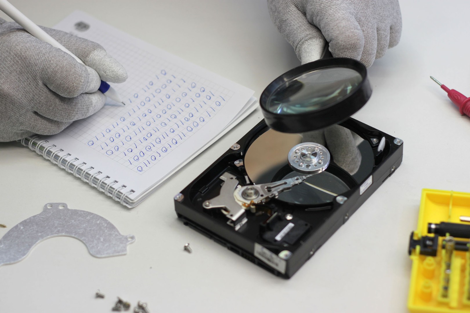 1620x1080, 253 Kb / HDD, винт, лупа, перчатки, тетрадь, 0, 1, блин, восстановление, информация, двоичный код, жёсткий, диск, ручка
