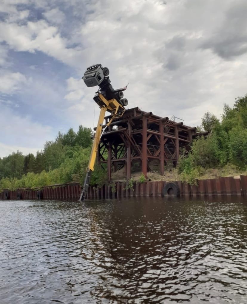 828x1020, 146 Kb / автокран, пирс, мост, маз, перевернулся, причал, кувыркнулся