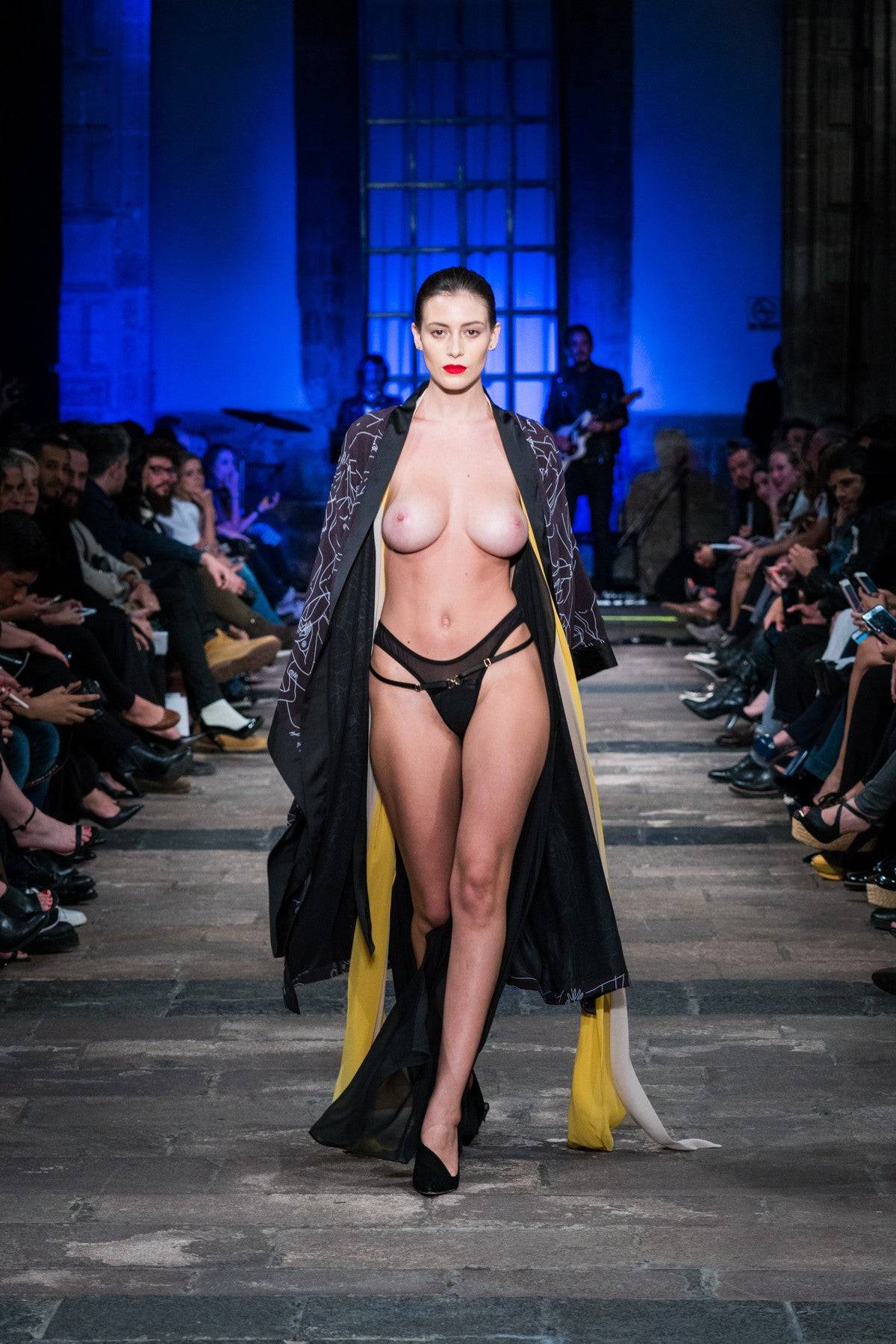 1200x1800, 261 Kb / мода, показ, дефиле, топлесс, трусы, стринги, халат, Alejandra Guilmant