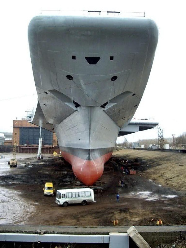 600x800, 142 Kb / севмаш, корабль, док, автобус, Адмирал Горшков, авианосец, Викрамадитья