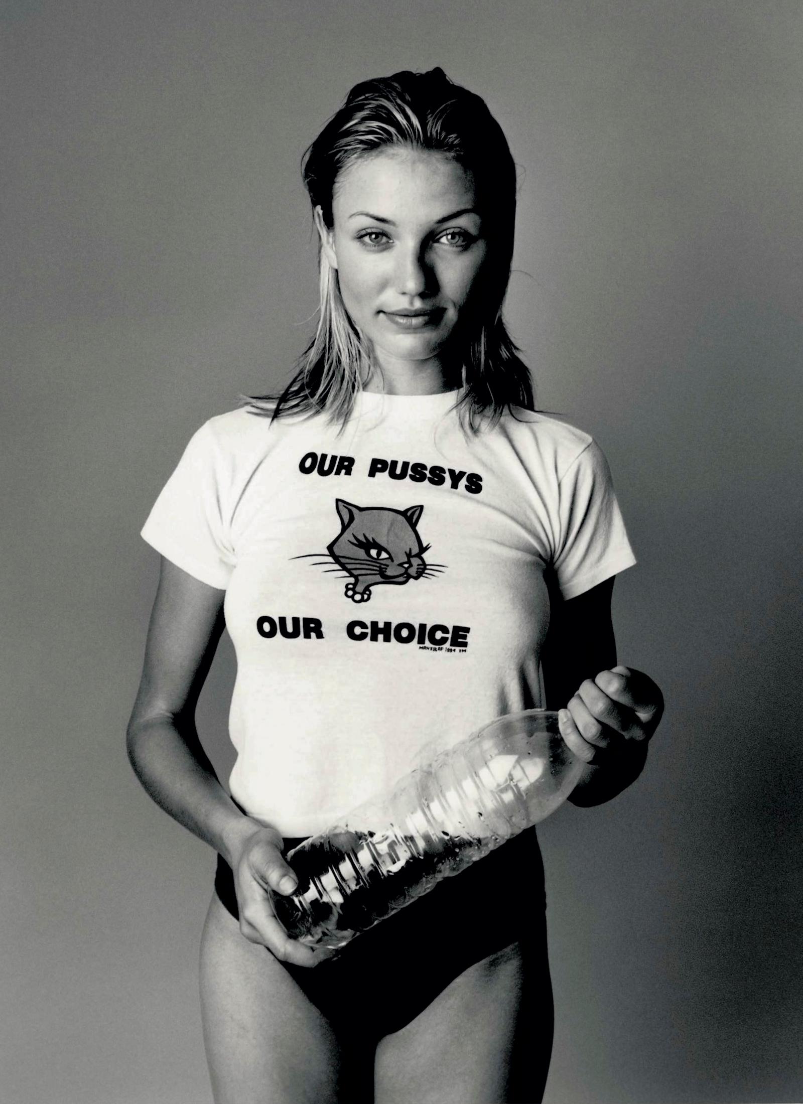 1600x2200, 288 Kb / Кэмерон Диаз, футболка, бутылка, ч/б, Cameron Diaz