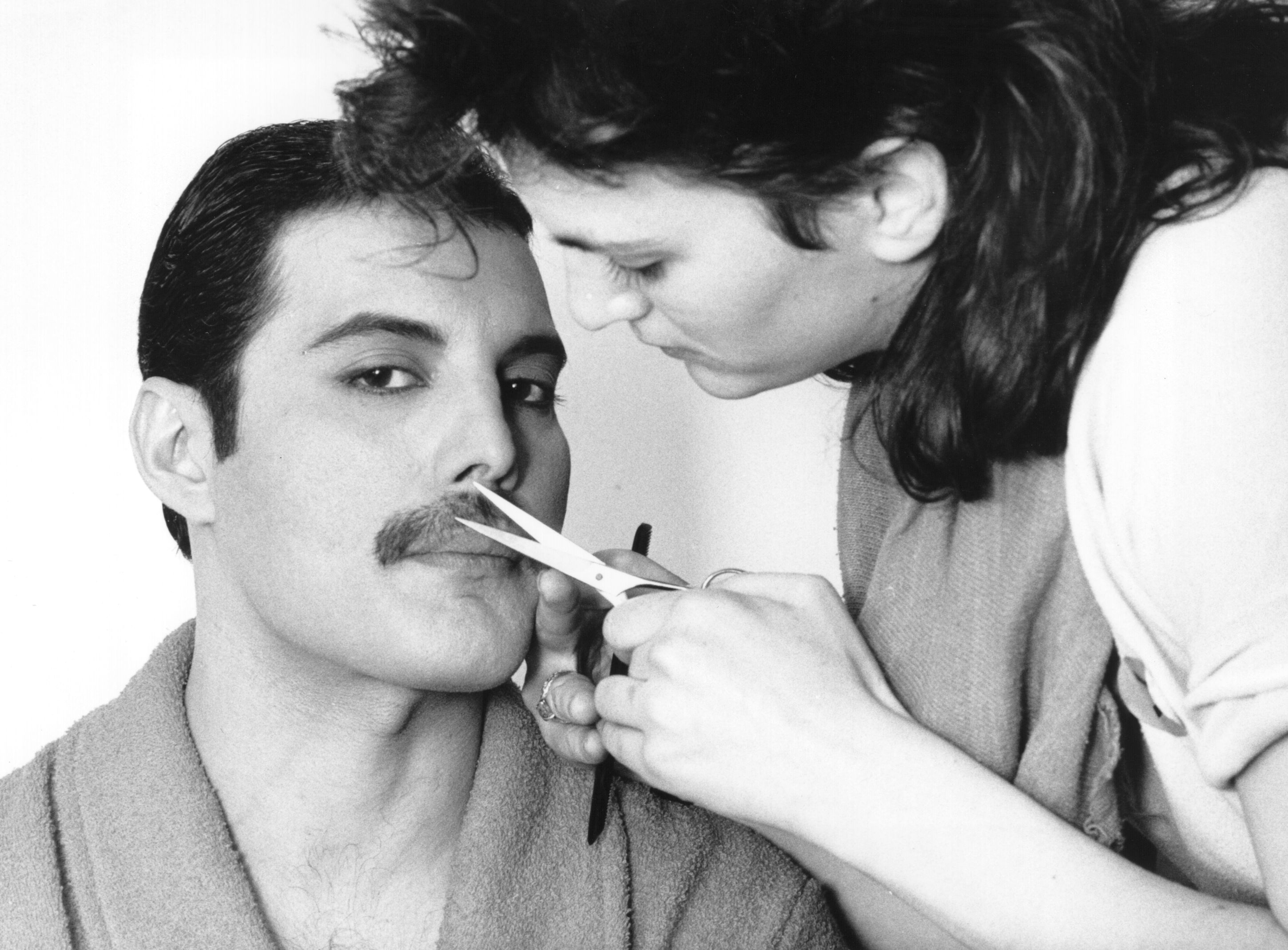 2900x2140, 631 Kb / Фредди Меркьюри, Freddie Mercury, Фаррух Булсара,ножницы, стрижка, усы, ч/б, халат