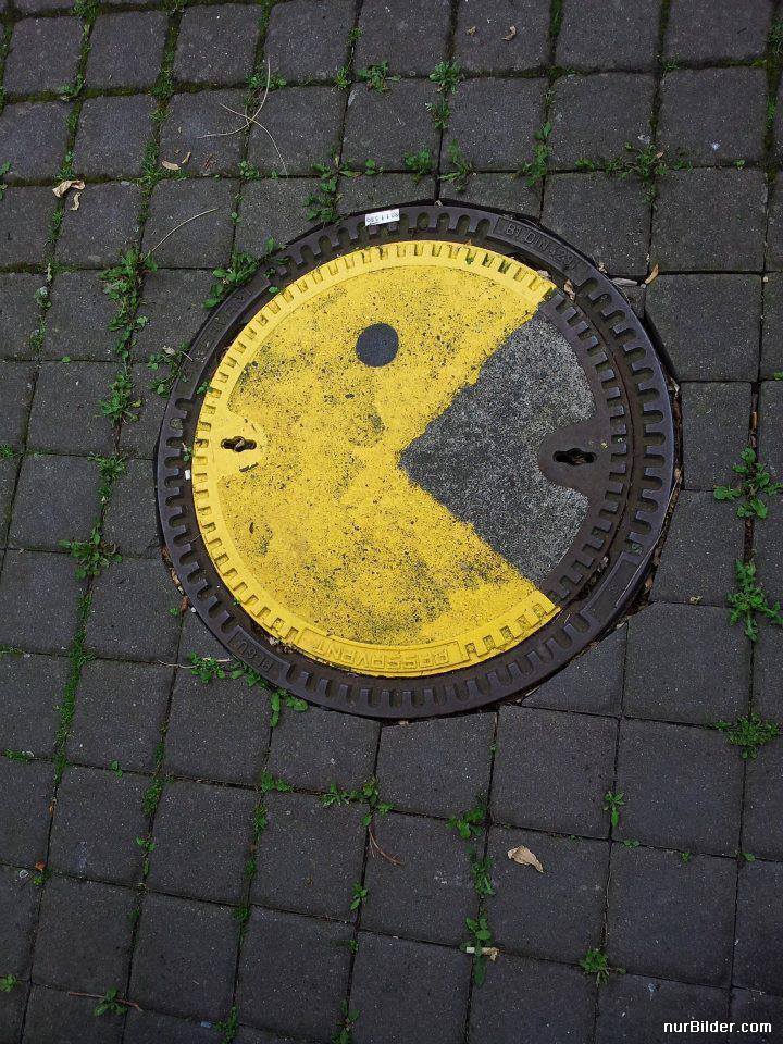 720x960, 160 Kb / колодец, люк, Pac-Man, пакман, pacman, брусчатка, трава