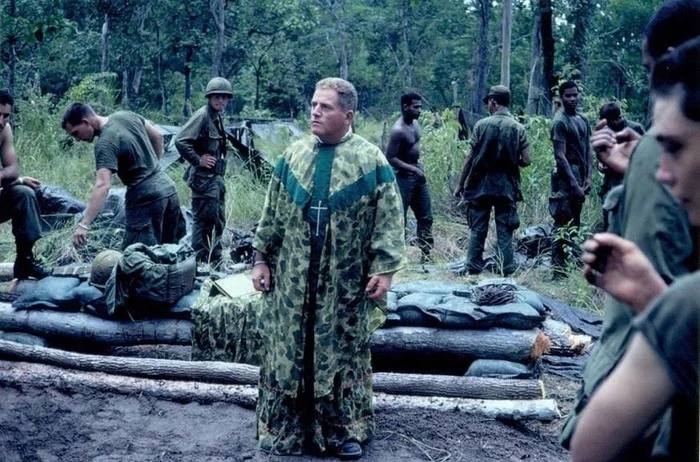 700x462, 198 Kb / капеллан, камуфляж, священник, солдат, армия, военный, лес, джунгли, пальма, Вьетнам, бревно, дерево, лагерь