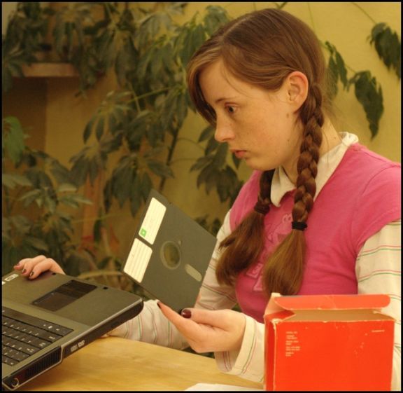 576x561, 59 Kb / девочка, ноутбук, дискета