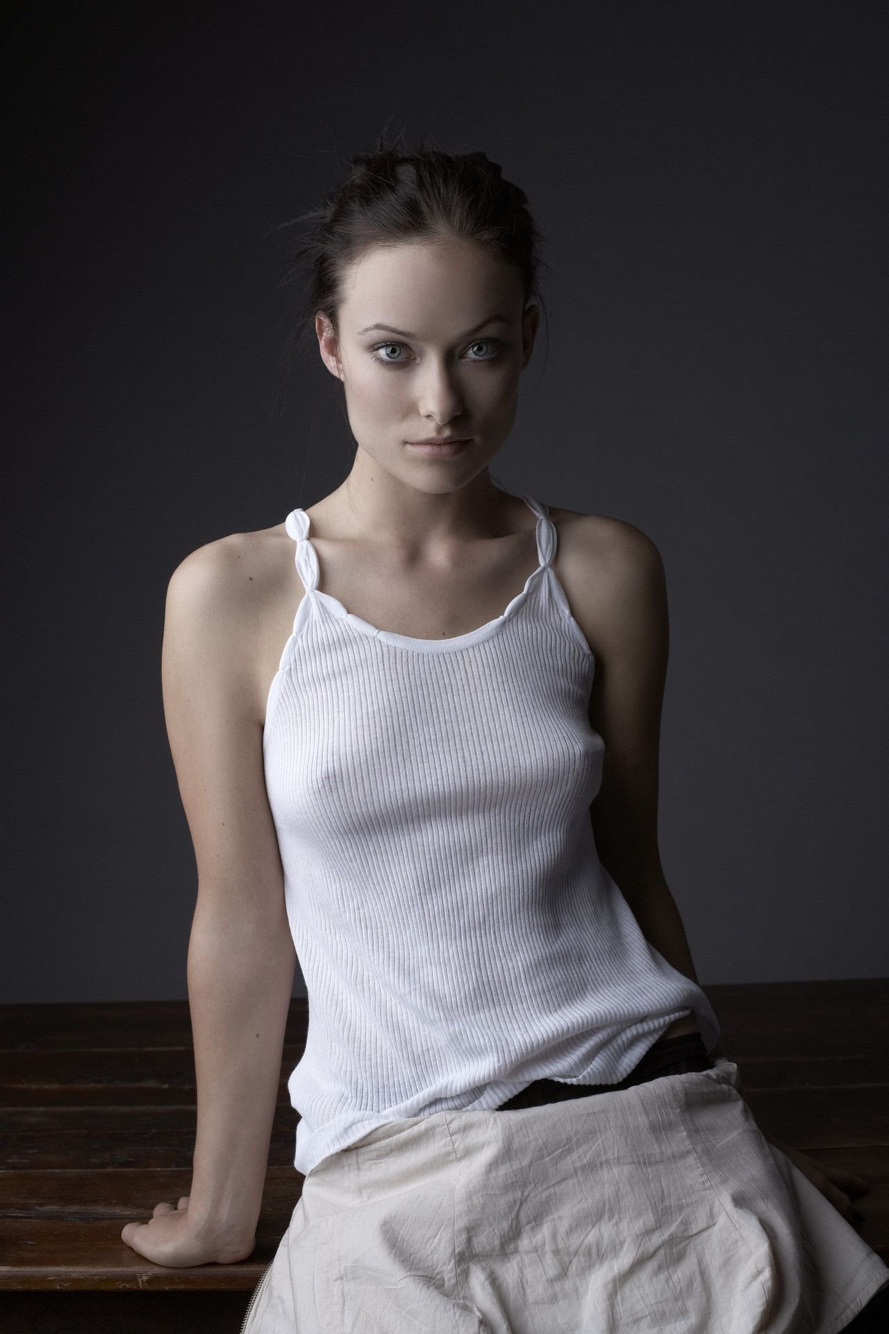 1280x1920, 280 Kb / майка, белая, стол, Olivia Wilde