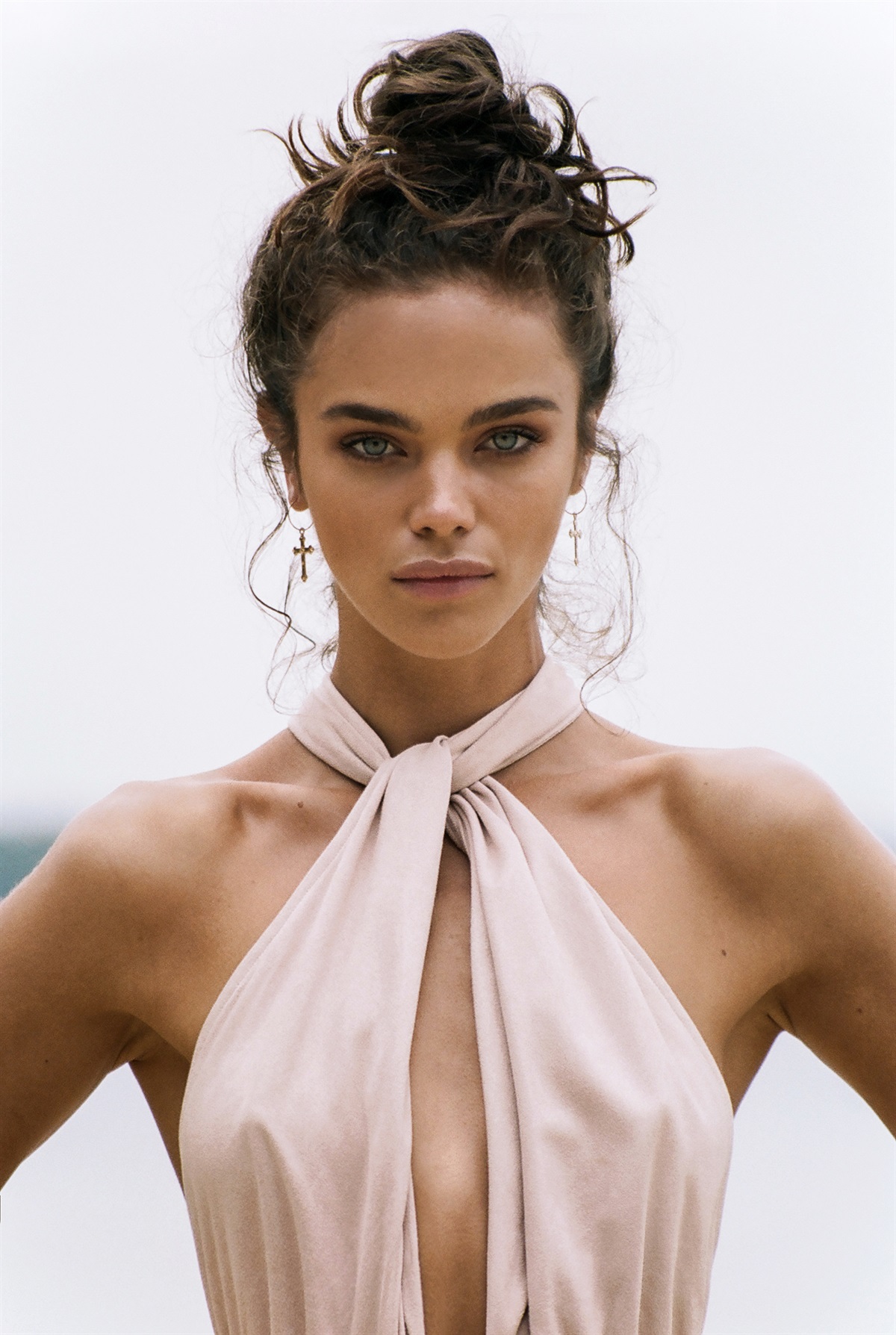 1200x1788, 424 Kb / платье, серьги, крестик, Jena Goldsack