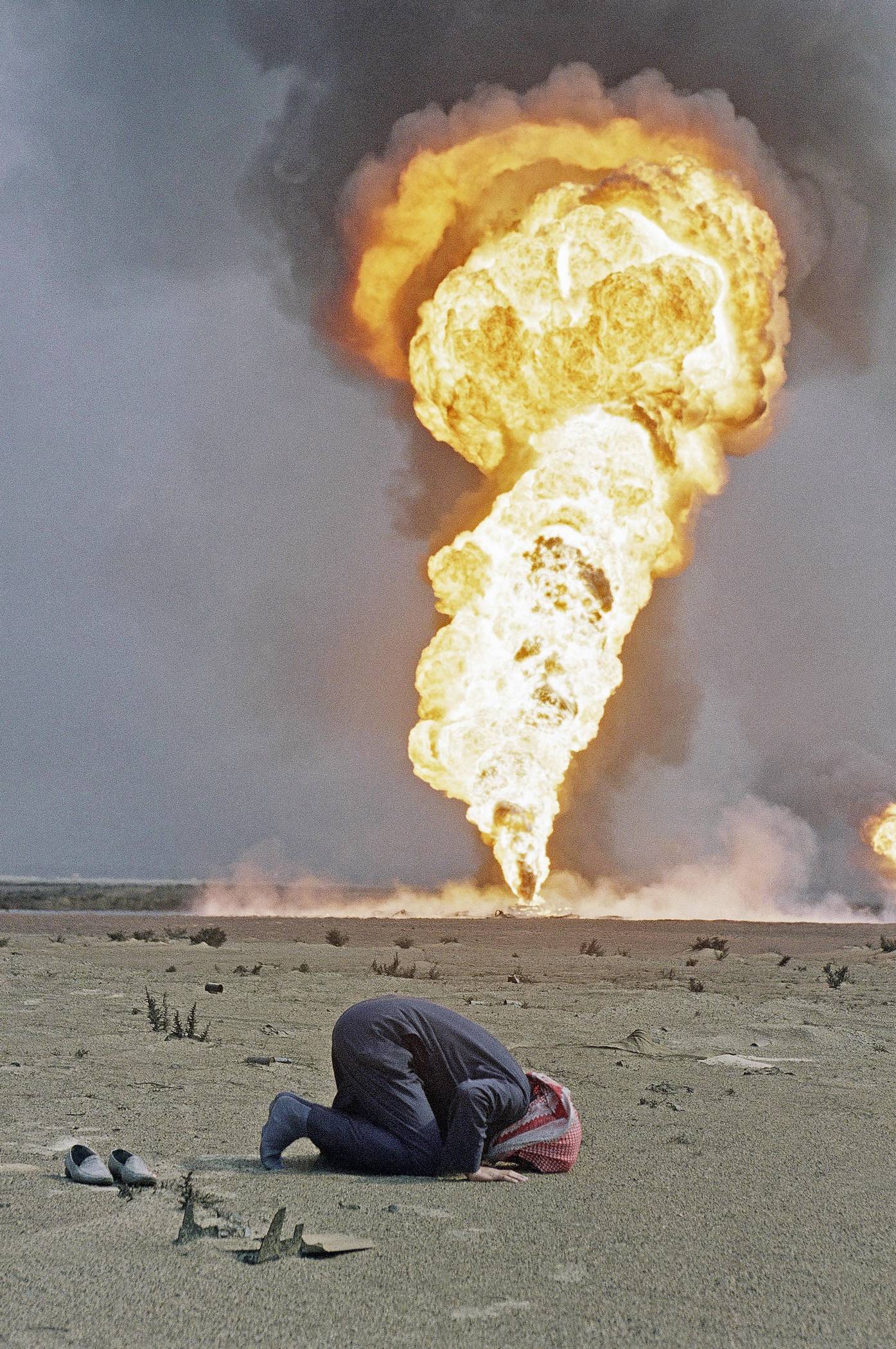 1395x2100, 583 Kb / Кувейт, пламя, факел, нефть