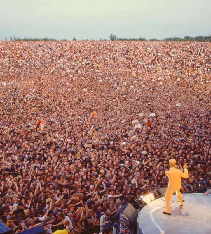723x800, 225 Kb / Концерт, Дэвид Боуи, пиджак, 1983, Serious Moonlight tour