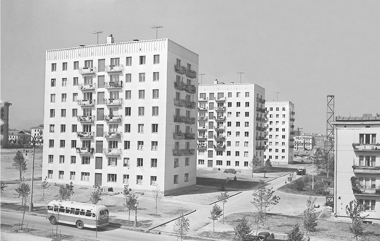 1261x800, 548 Kb / ч/б, ссср, дом, хрущевка, автобус, Москва, панелька