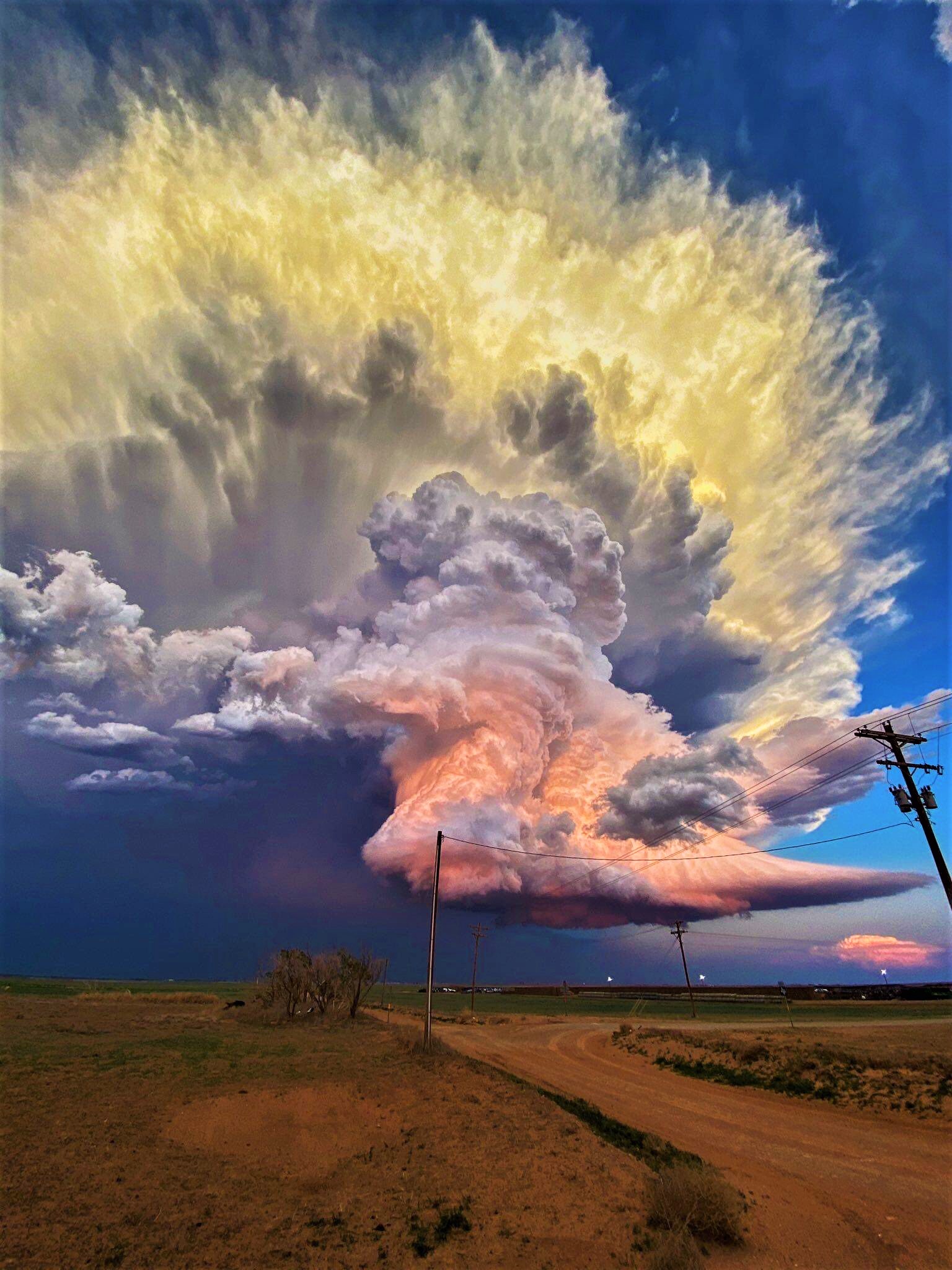 1536x2048, 437 Kb / небо, облака, столбы, провода, шторм, Техас