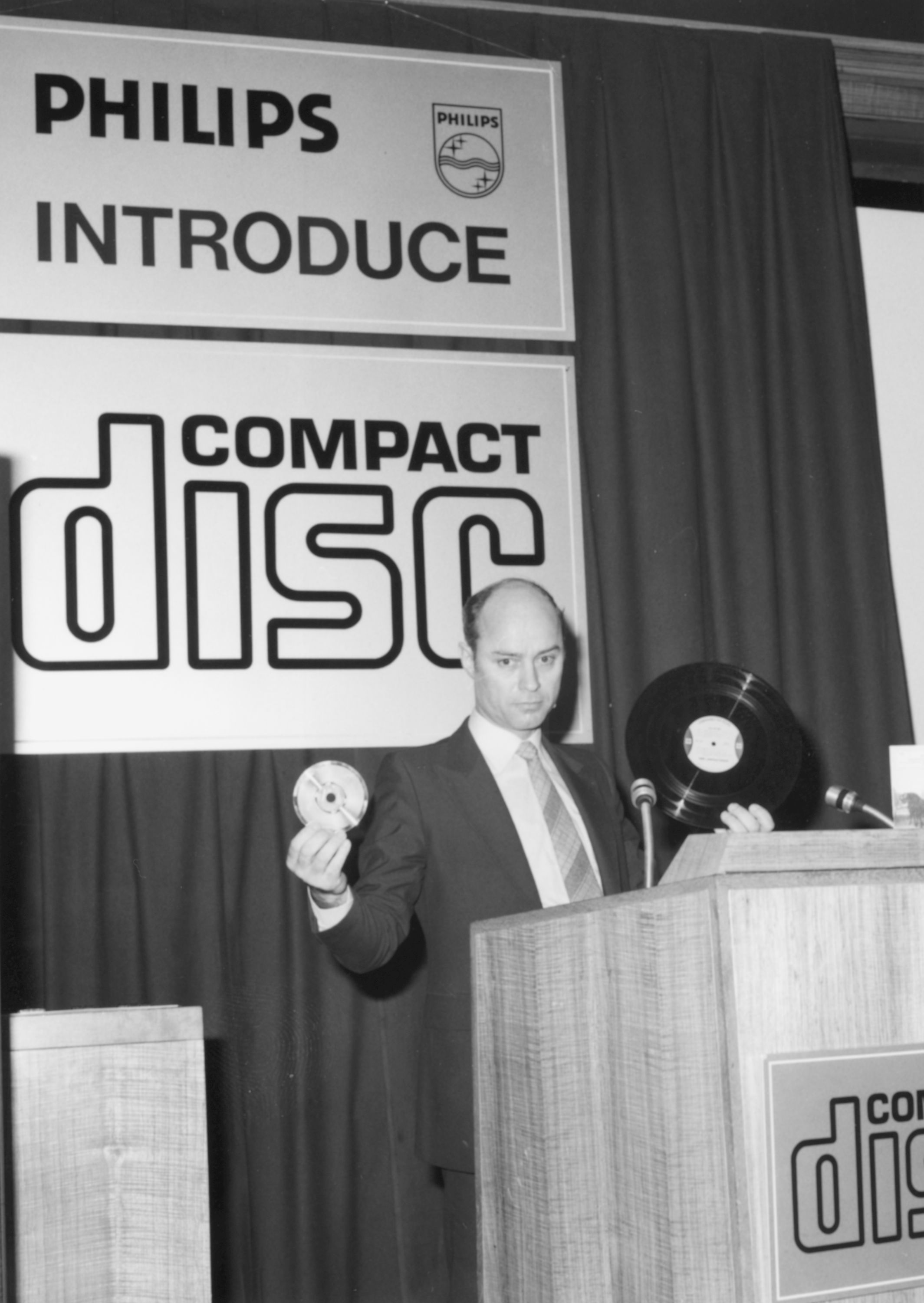 2129x3002, 351 Kb / ч/б, Йооп Синжу, Philips, компакт-диск, cd-rom, трибуна, пластинка