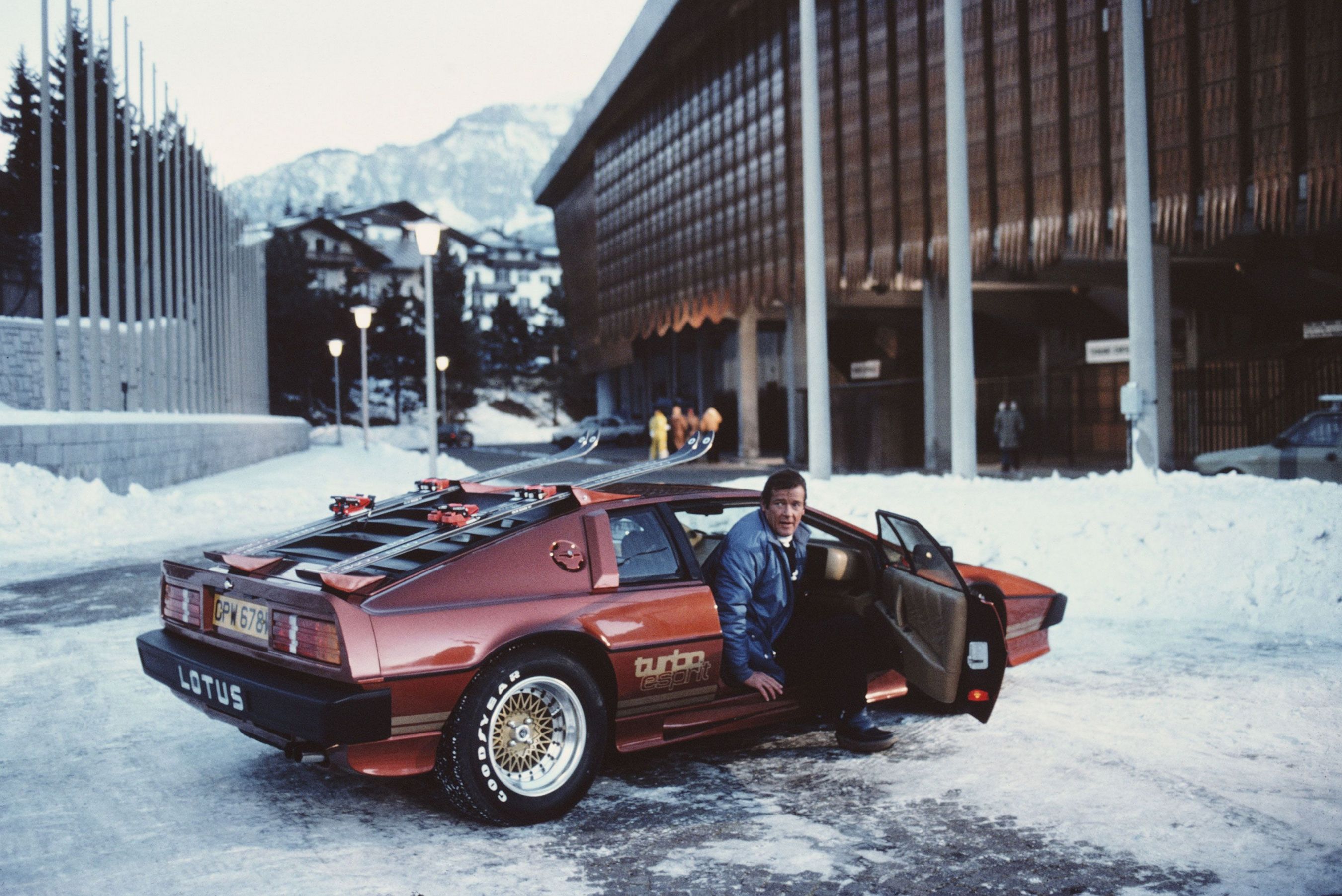 2700x1803, 614 Kb / автомобиль, классика, ретро, Роджер Мур, Lotus Esprit Turbo, горные лыжи