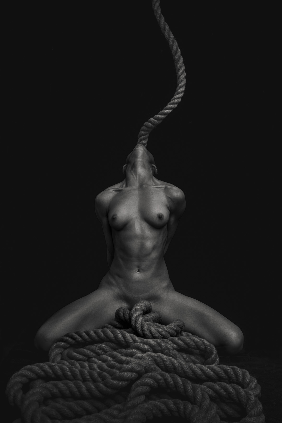 1080x1618, 177 Kb / голая, канат, ч/б, Aurimas Valevicius