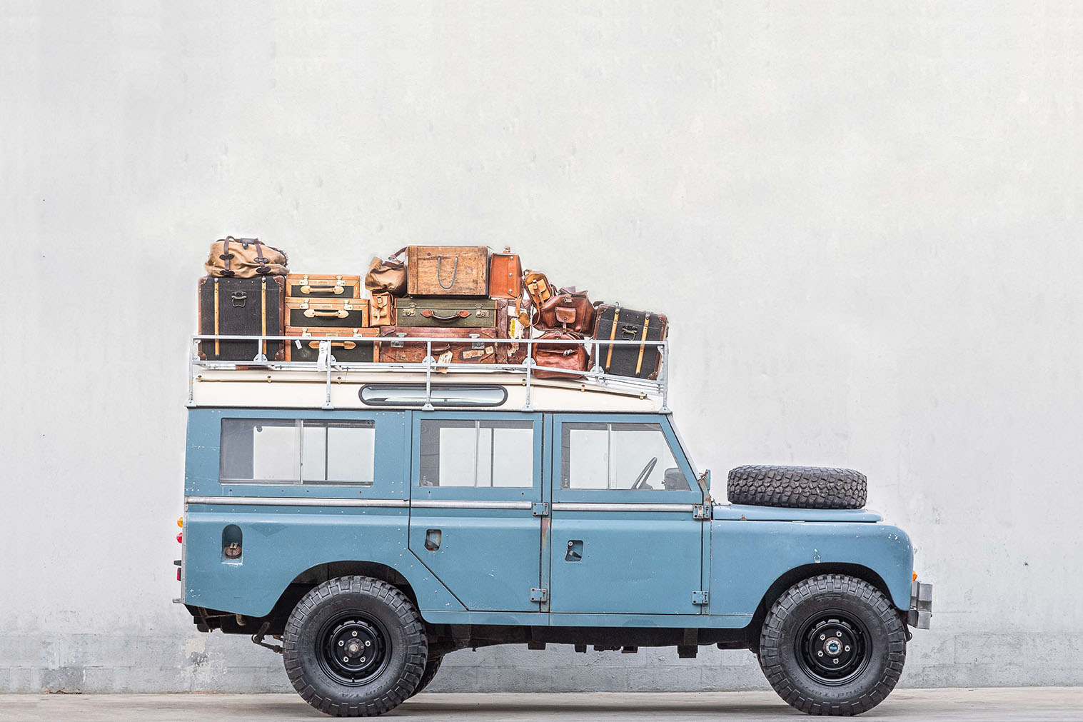 1517x1011, 220 Kb / автомобиль, классика, ретро, Land Rover Defender, багажник, запаса, чемодан